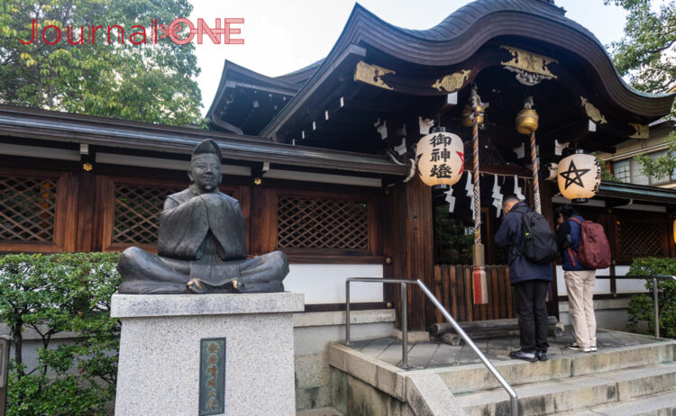 安倍晴明翁の銅像と晴明神社本殿