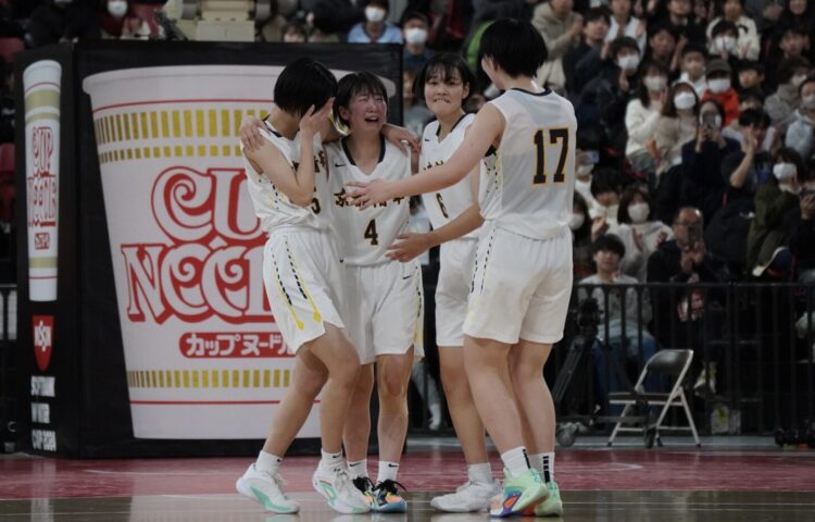 優勝を決め喜ぶ京都精華学園-吉川哲彦撮影