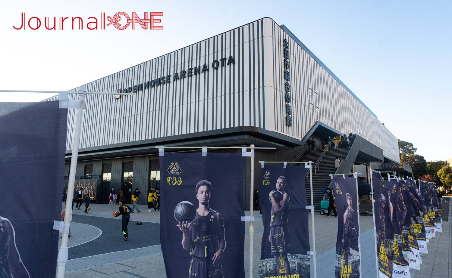 群馬クレインサンダーズの選手旗が並ぶオープンハウスアリーナ太田の外観。