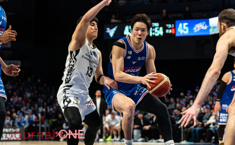 Bリーグの長崎ヴェルカ、ドリブルで果敢にゴール下に切り込む馬場雄大（長崎V）-JournalｰONE撮影