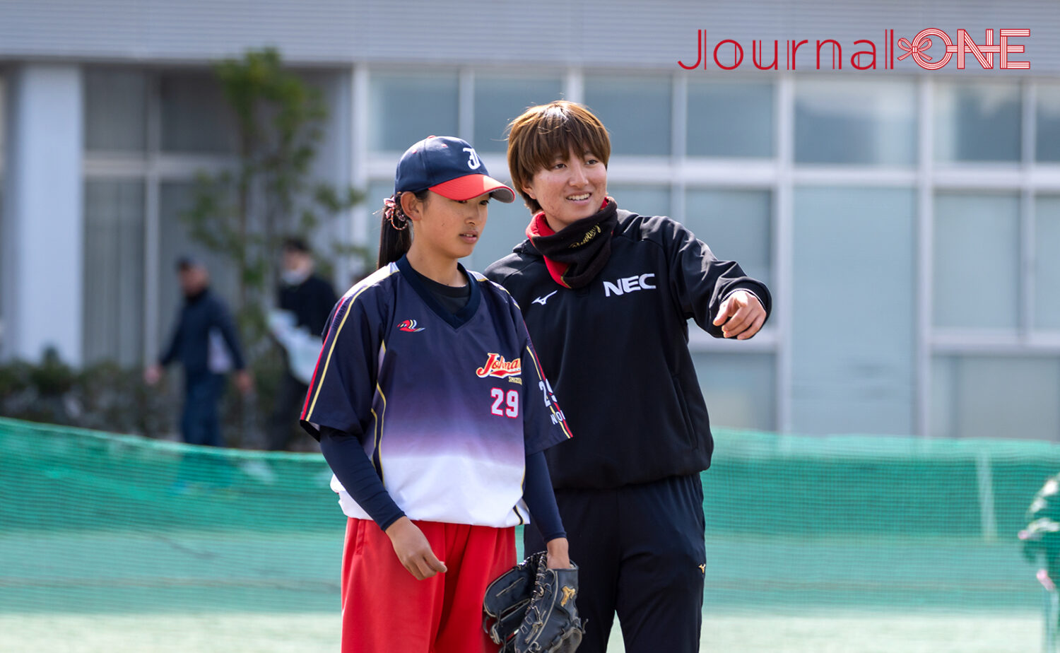 藤枝順心高OGの山本すみれ投手も高校生との交流に汗を流した‐Journal-ONE撮影