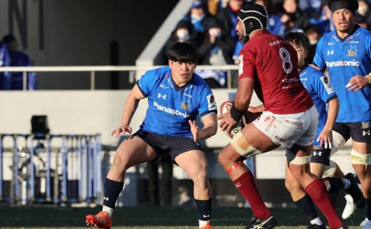 リーチ マイケル（BL東京）と対峙するHO佐藤‐斉藤健仁撮影