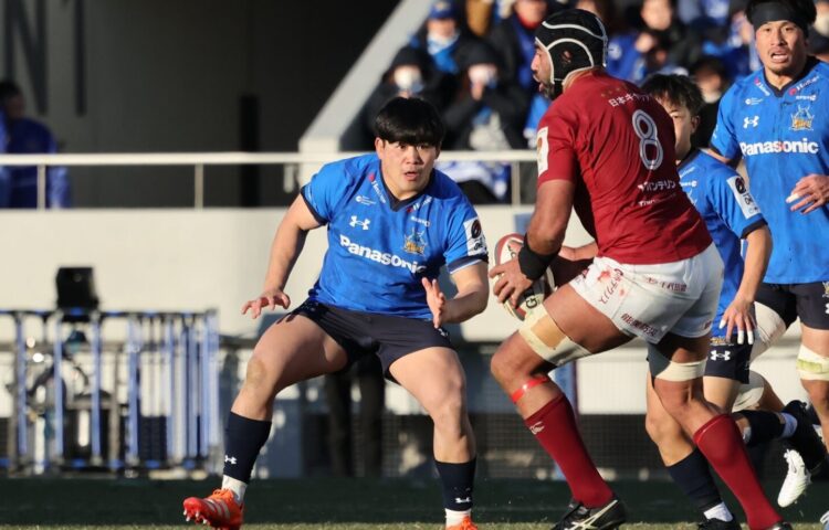 リーチ マイケル（BL東京）と対峙するHO佐藤‐斉藤健仁撮影
