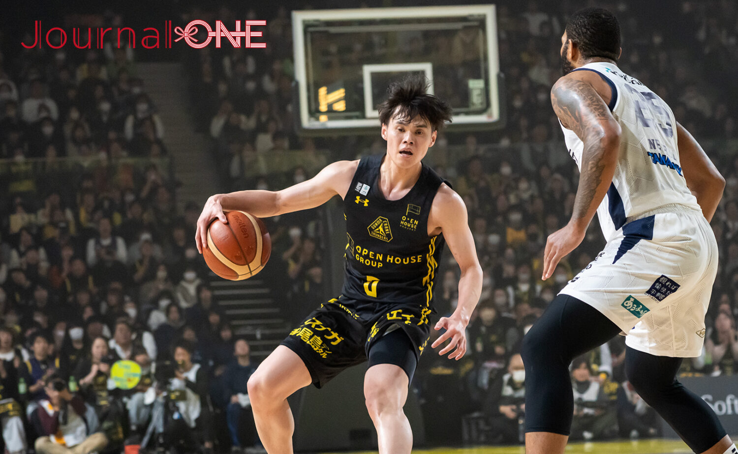 群馬クレインサンダーズの選手がコートを駆け抜ける、迫力ある試合シーン。