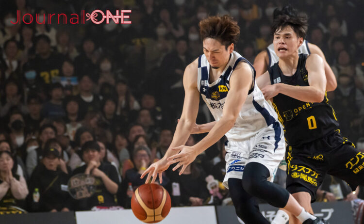 ”北関東ダービー”で比江島（宇都宮）と藤井（群馬）の激しい競り合い‐Journal-ONE撮影