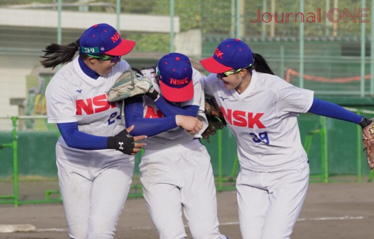 昨年怪我の小栗（NSK）が完封勝利を挙げて涙を拭いベンチに戻る‐Journal-ONE撮影