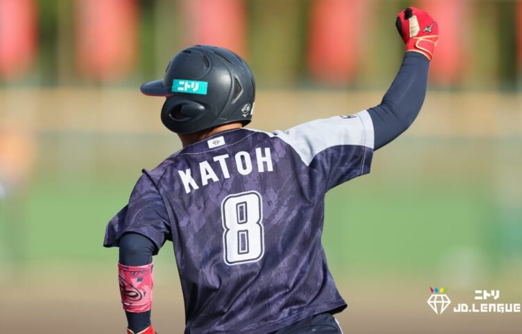 逆転満塁本塁打を放ち拳を突き上げる加藤愛夢（SHIONOGI）-JD.LEAGUE