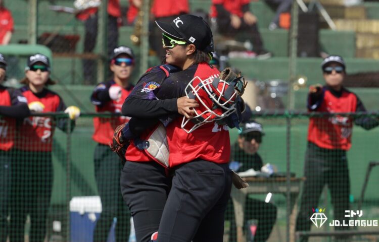 地元で完投勝利を挙げた山本すみれ（NEC）は勝利の瞬間に清原とハグ-JD.LEAGUE提供