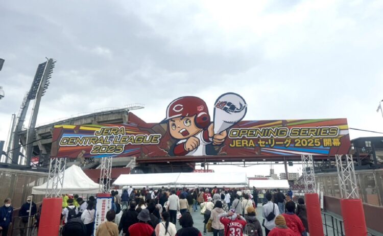 開幕戦で賑わうマツダスタジアムのエントランス‐大井智保子撮影