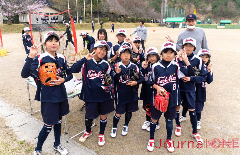 試合前に笑顔で撮影に応じる静岡EAST MAX SCの選手たち‐Journal-ONE撮影