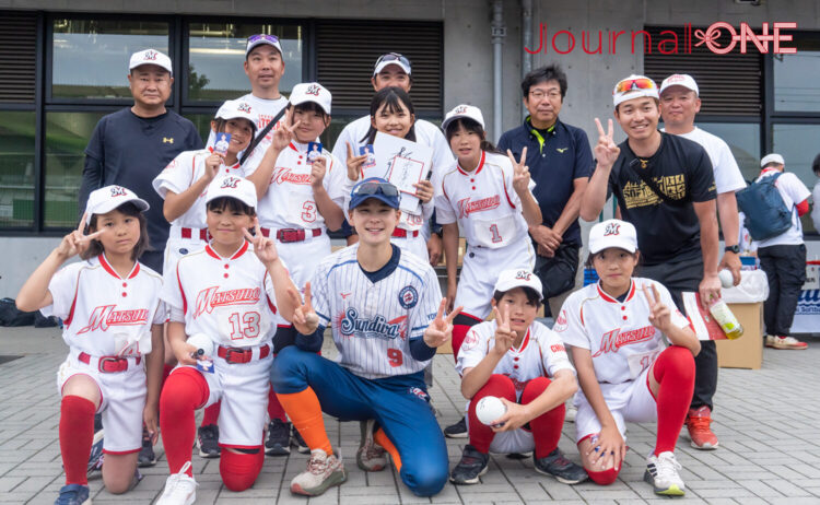 記念撮影で笑顔の杉浦選手と松戸JSLホワイトレイズメンバー-Journal-ONE撮影