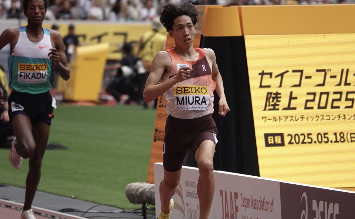 ラスト1周で鮮やかなキックを見せ、三浦が男子3000m障害に勝利-児玉育美撮影