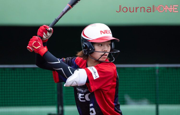 バッターボックスで構える竹内 みのり内野手。JDリーグ　レギュラーシーズン第5節、2025年5月19日開催。　NEC対日立サンディーバ　＠宇都宮清原球場