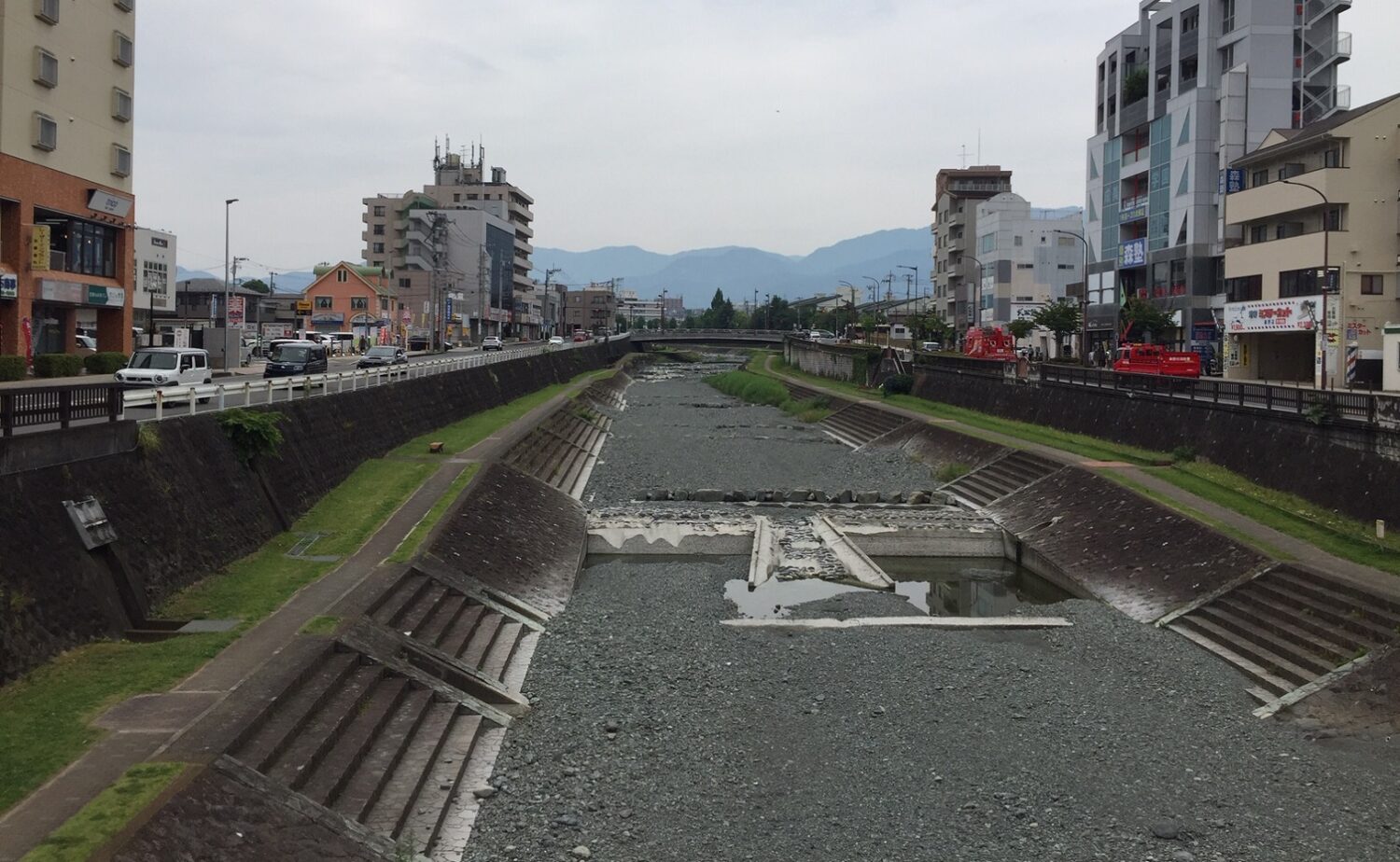 ほとんど水が流れていない水無川-平床大輔撮影