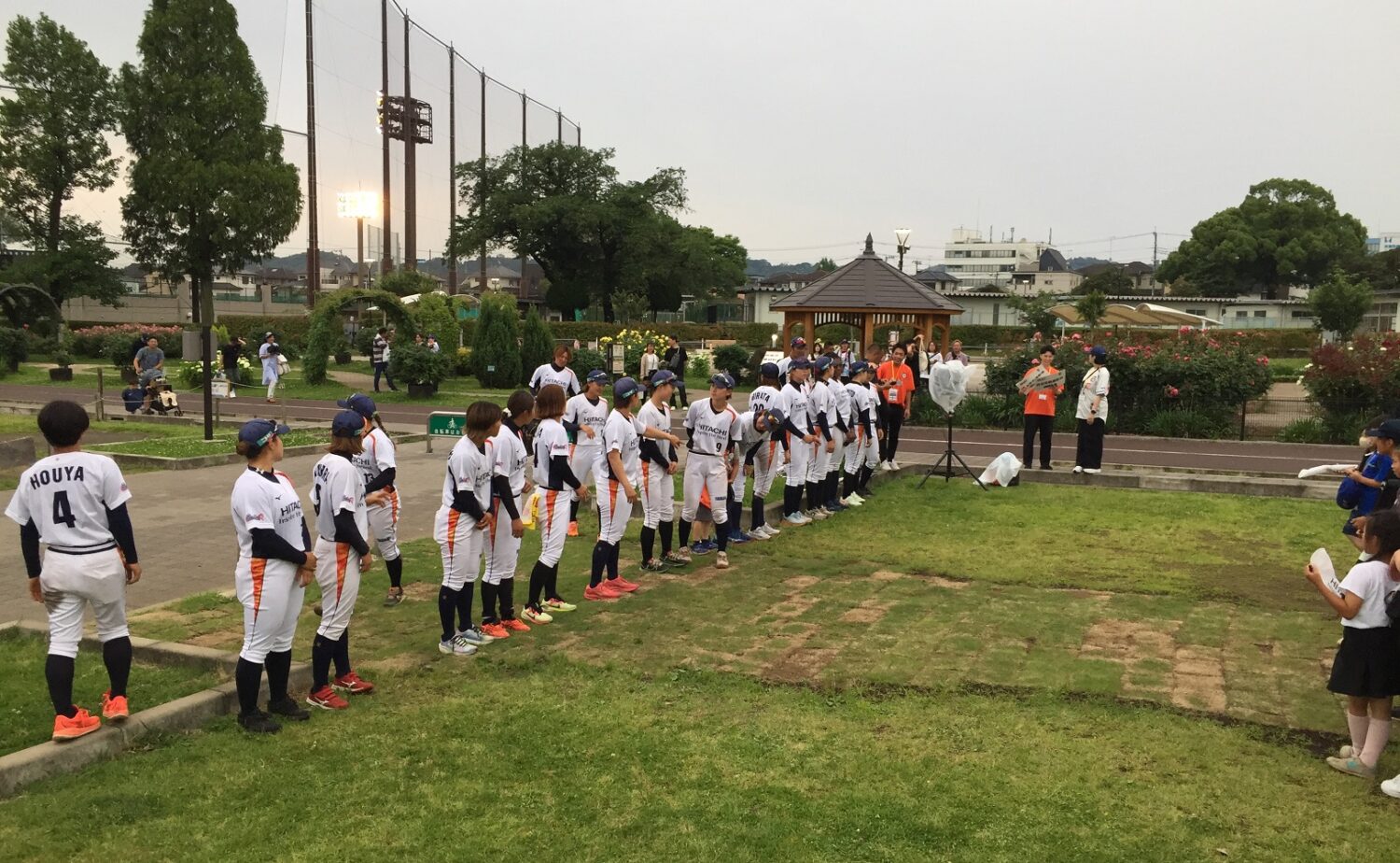 試合後にファンに向かい整列する日立サンディーバの選手たち‐平床大輔撮影