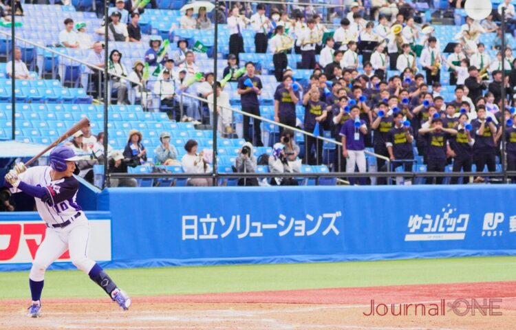 東京農業大学北海道オホーツクの大応援団と打席の中澤空芽-Journal-ONE撮影