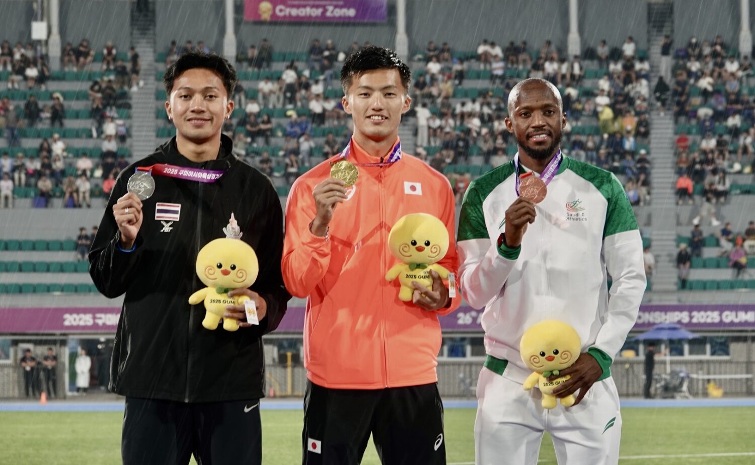 若手エースの筆頭・栁田(中央)。アジア選手権では、2位と同タイム着差ありのレースに勝ちきって連覇を達成-児玉育美撮影