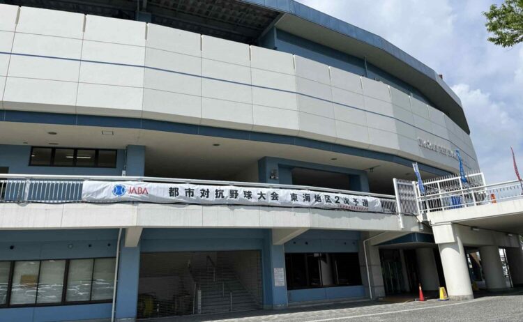 丘陵地帯にある岡崎レッドダイヤモンドスタジアム‐大島和人撮影