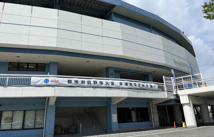丘陵地帯にある岡崎レッドダイヤモンドスタジアム‐大島和人撮影