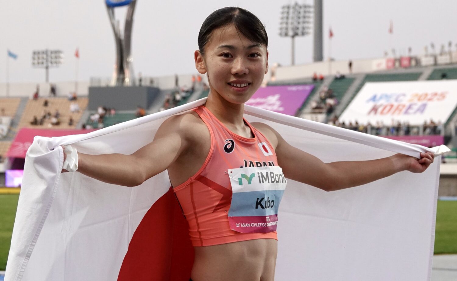 高校3年生となった800mの久保は、春から2分00秒台を連発と好調を維持。初のシニア日本代表となったアジア選手権では銀メダルを手にした-児玉育美撮影