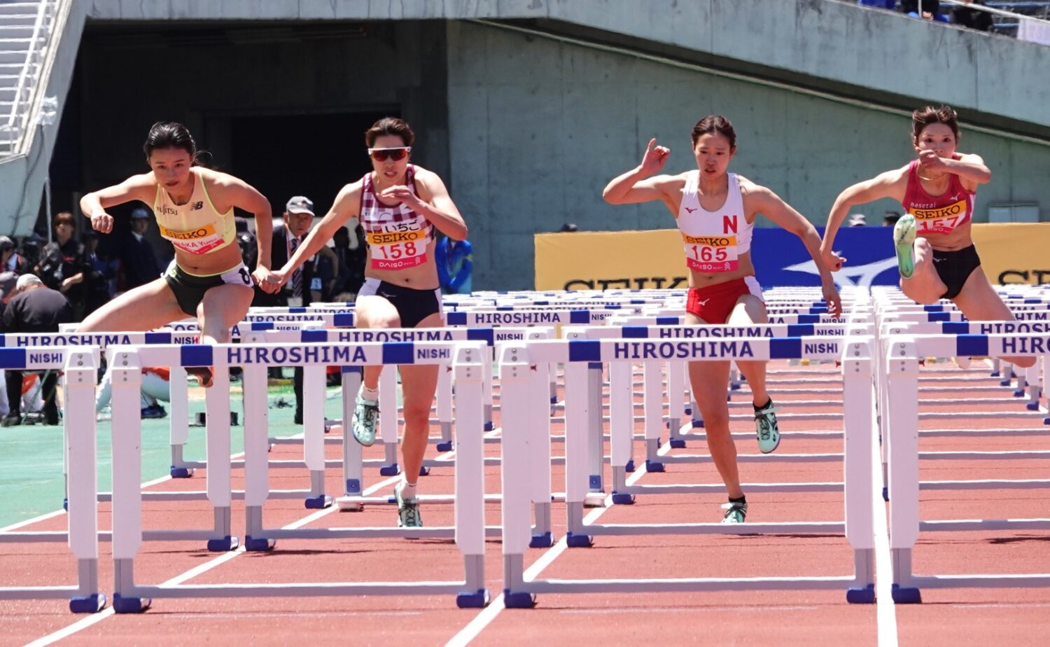 女子100mハードルで今季自己記録を更新している選手たち。左から田中、清山、島田、中島‐児玉育美撮影