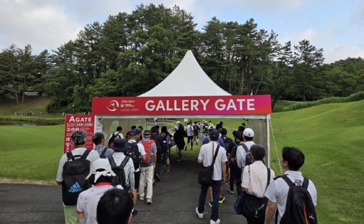 ギャラリーゲートを通りいよいよコースへ-平床大輔撮影