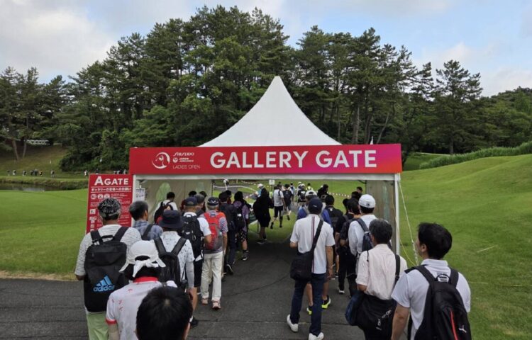 ギャラリーゲートを通りいよいよコースへ-平床大輔撮影