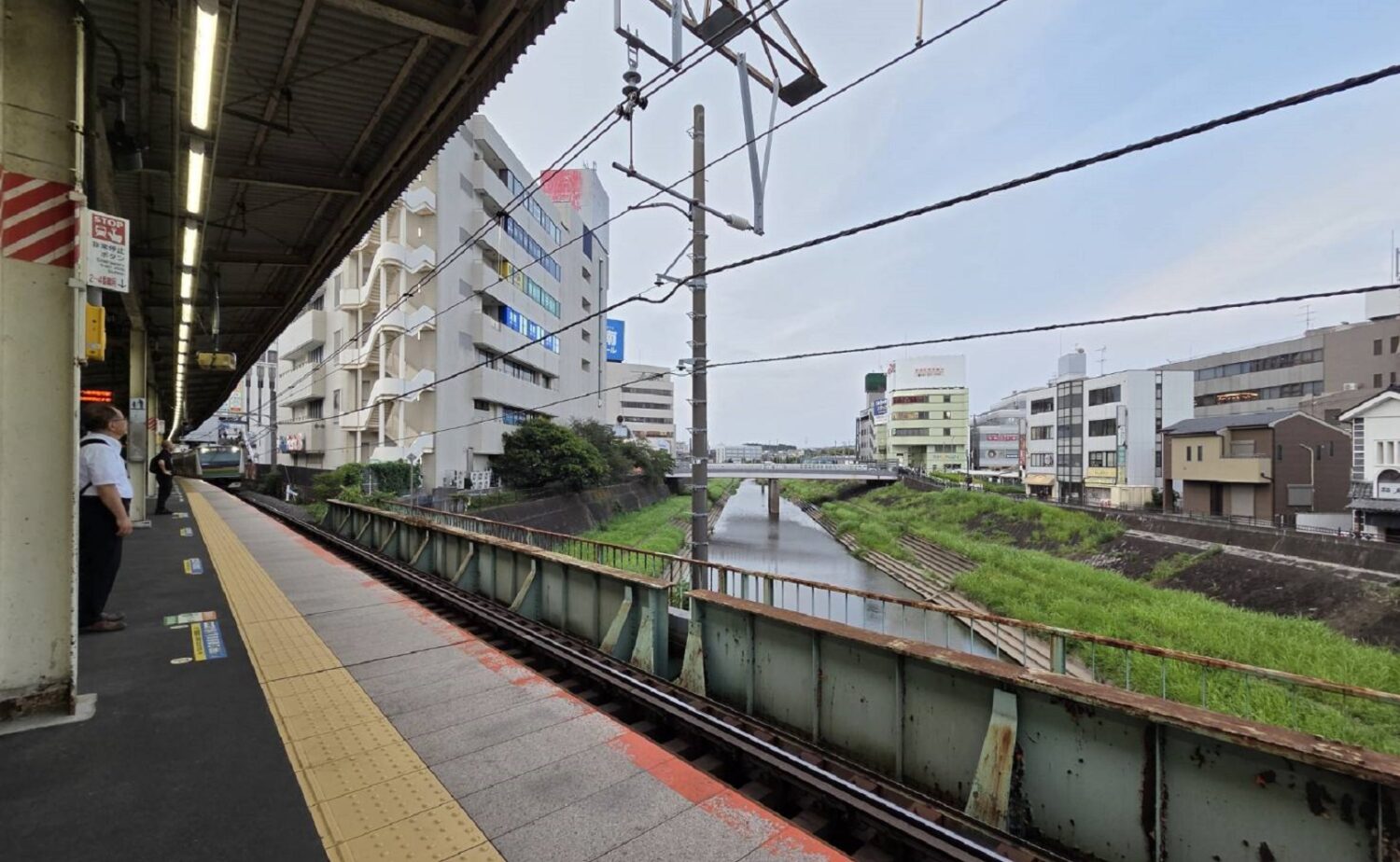 戸塚駅で川をまたぐホームを見て感動する-平床大輔撮影