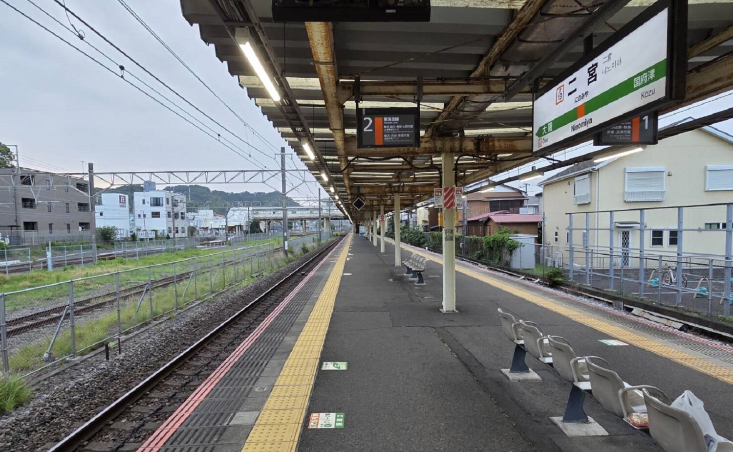 早朝の二宮駅。ホームに人影はなし-平床大輔撮影