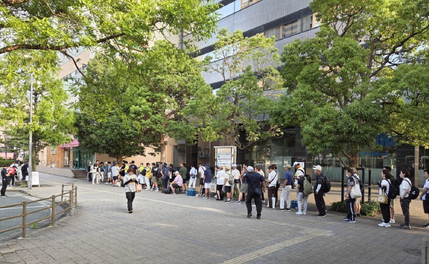 資生堂オープンの会場に向かうシャトルバスを待つ行列-平床大輔撮影