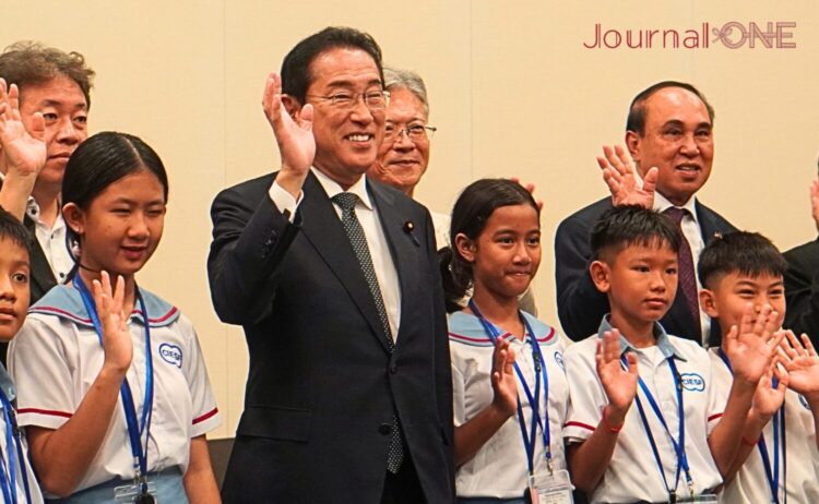 カンボジア小学生との“外交”で笑顔の岸田文雄前首相-Journal-ONE撮影