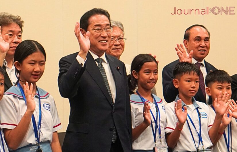 カンボジア小学生との“外交”で笑顔の岸田文雄前首相-Journal-ONE撮影