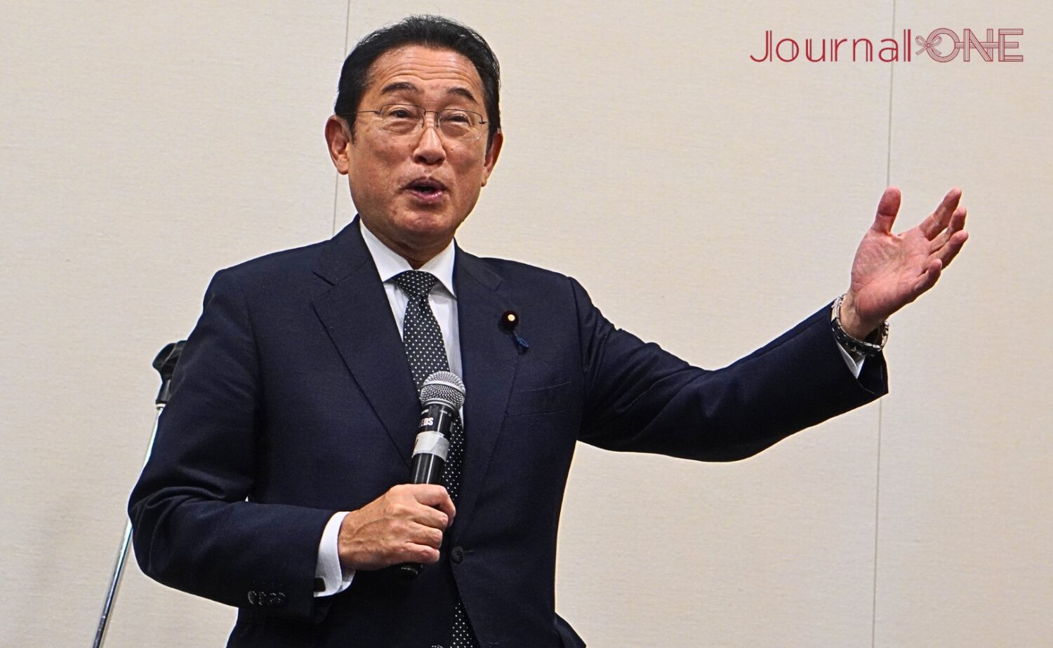 ジェスチャーを交え歓迎の挨拶をする岸田文雄前首相-Journal-ONE撮影