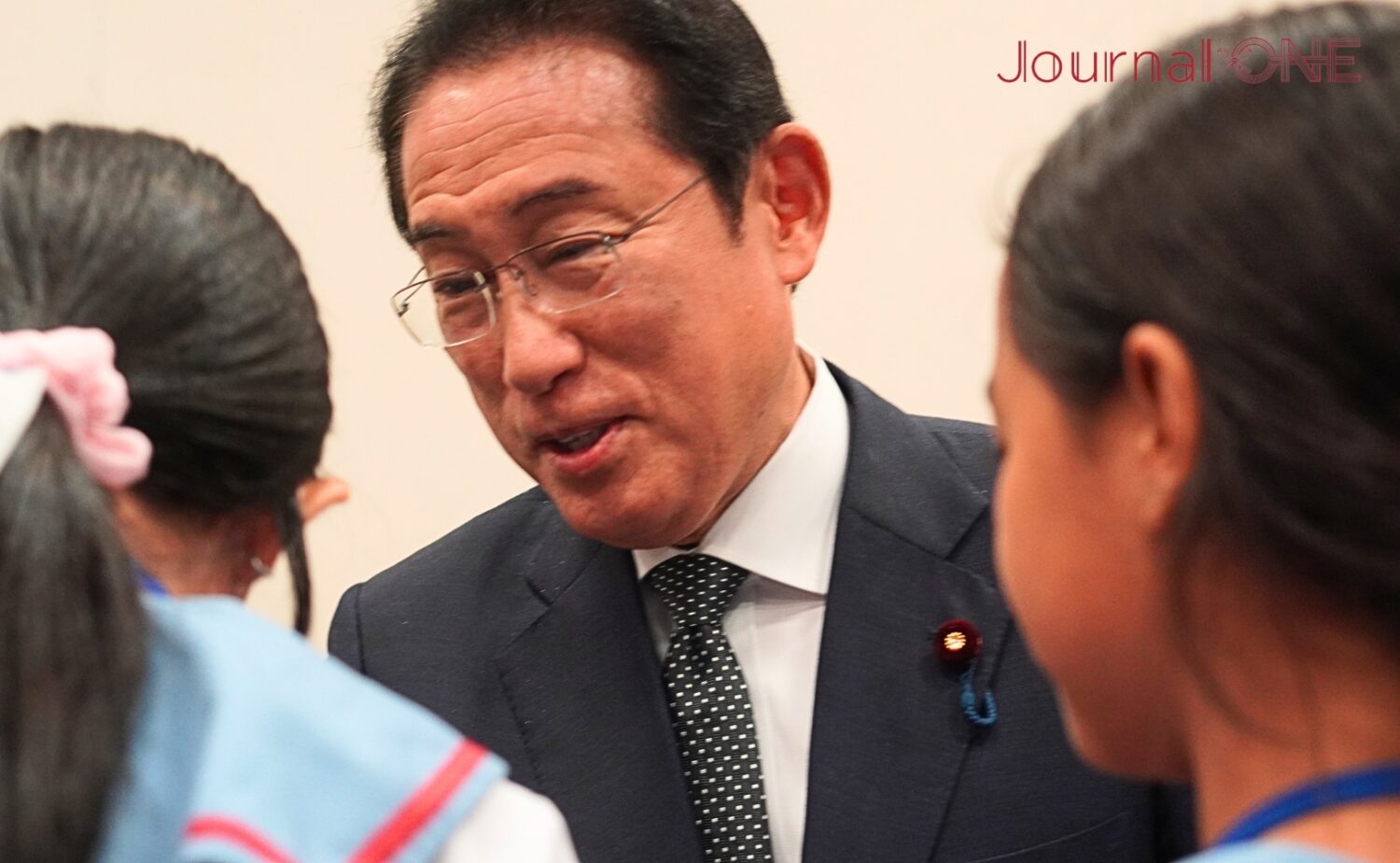 小学生ひとりひとりと握手を交わす岸田文雄前首相-Journal-ONE撮影
