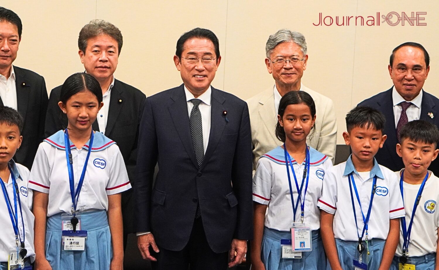 カンボジア小学生との“外交”で笑顔の岸田文雄前首相-Journal-ONE撮影
