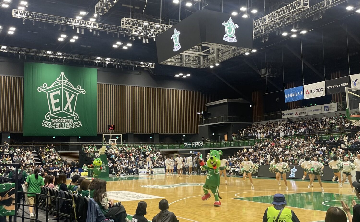 チームカラーのエクセレンスグリーンに染まった横浜BUNTAI-吉川哲彦撮影