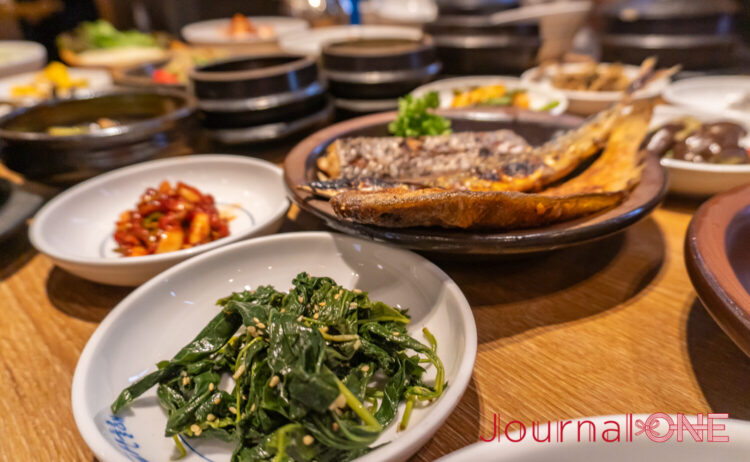 色とりどりのバンチャン（副菜）が並ぶ韓定食の食卓風景