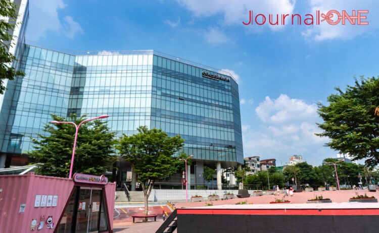 ソウルの弘大エリアにある現代的な建物と広場の風景