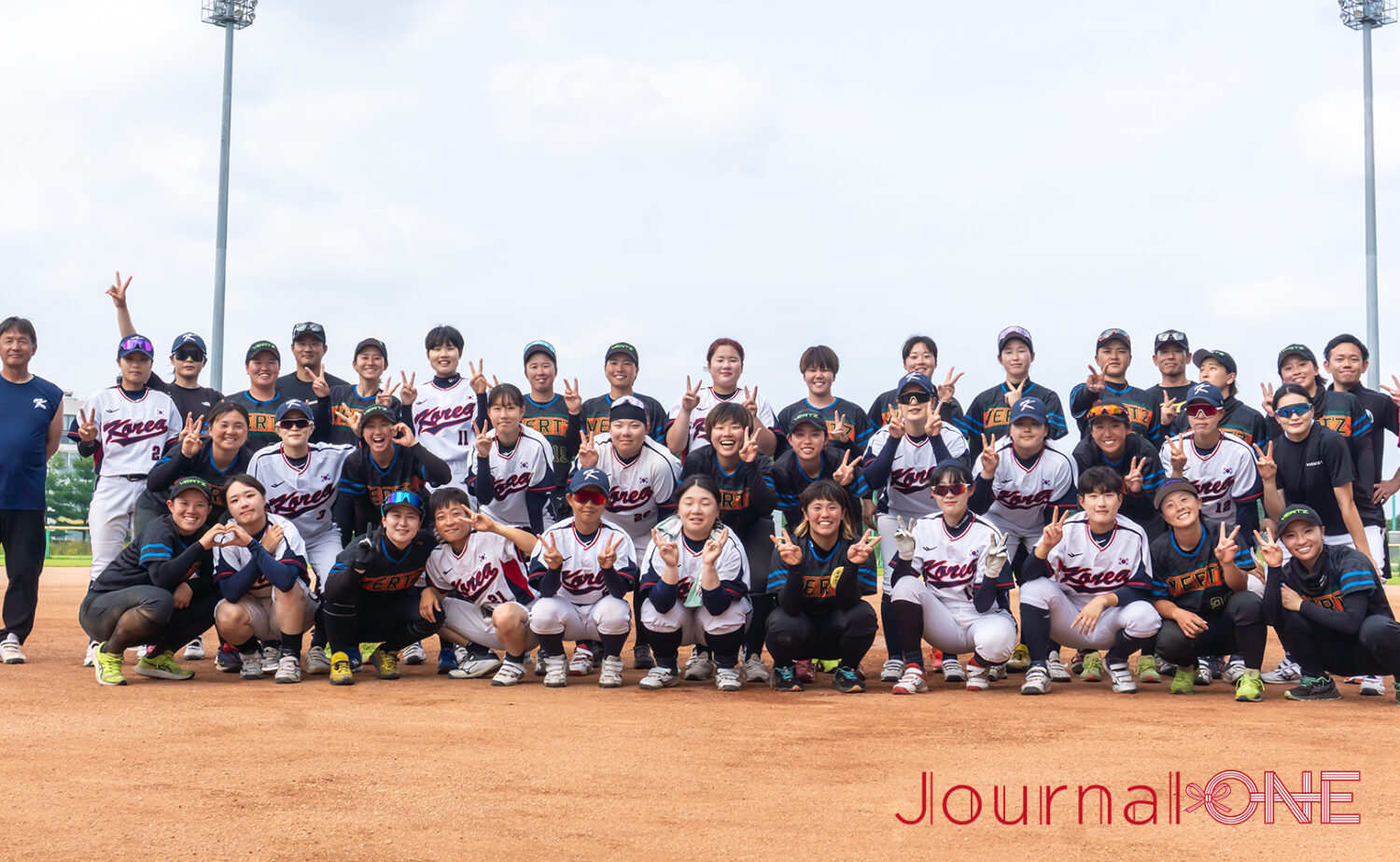 ソウルで開催された伊予銀行と韓国代表のソフトボール親善試合の様子
