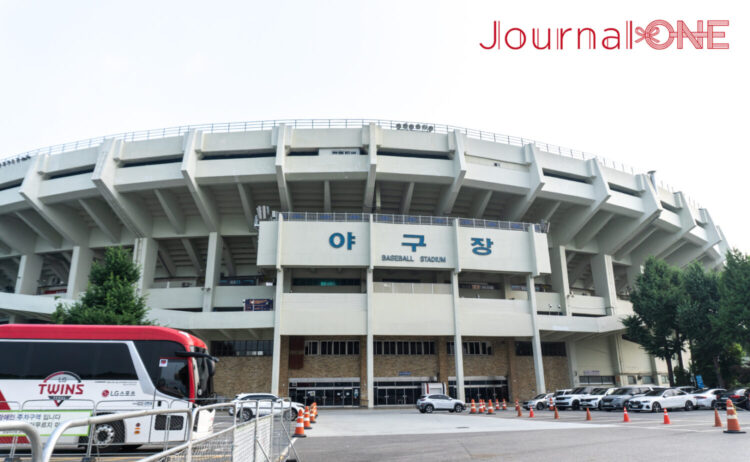 蚕室野球場正面には「BASEBALL STADIUM」と書かれている。