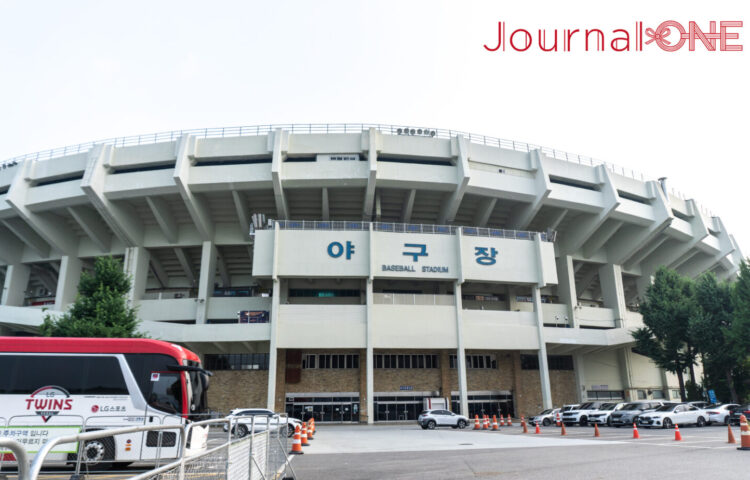 蚕室野球場正面には「BASEBALL STADIUM」と書かれている。