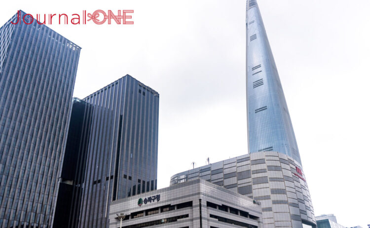 ソウルにあるロッテワールドタワーとモールの外観