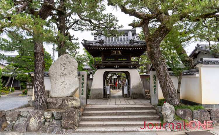 海門山満月寺浮御堂の入口、石碑と門、松の木に囲まれた風景