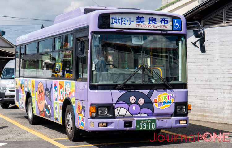 ジェイアール四国バスの、ばいきんまん車両