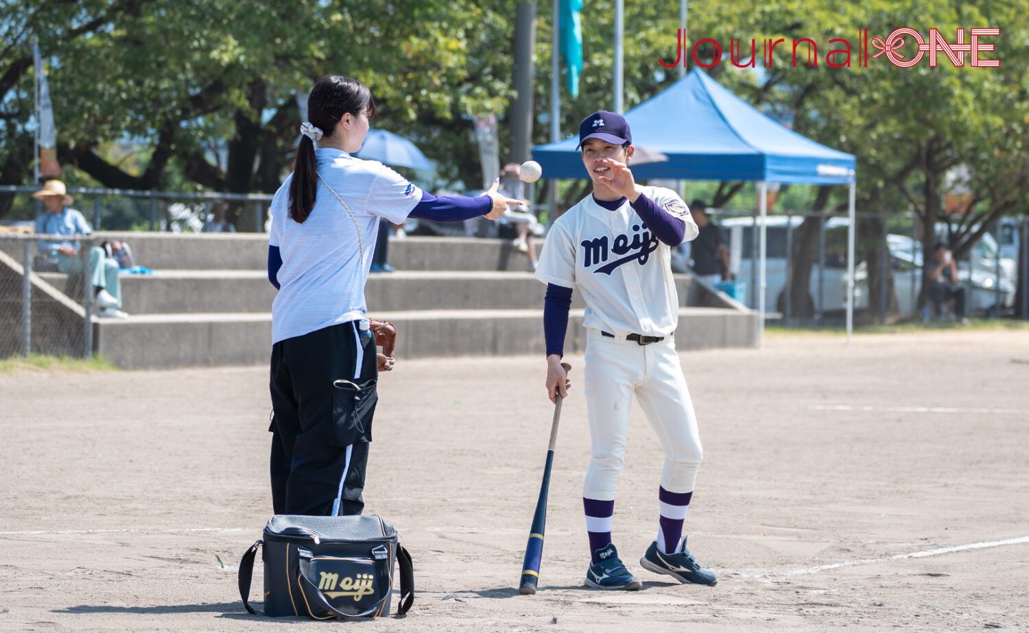 笑顔で試合前のノックをする藤﨑監督-Journal-ONE撮影