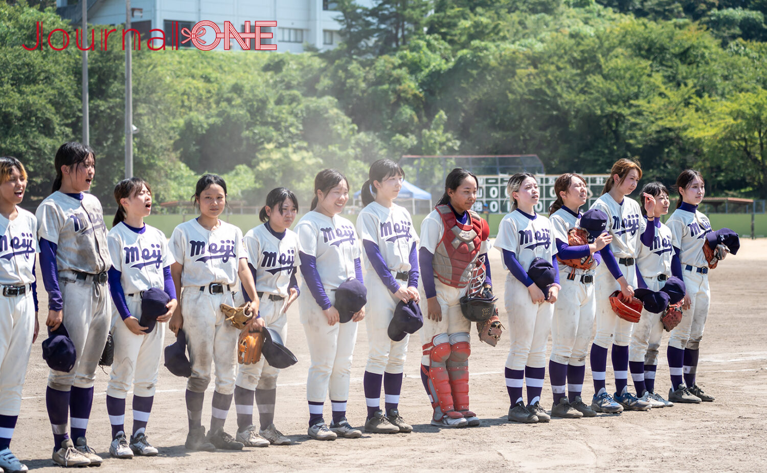 応援席に勝利の挨拶をする明大ナイン-Journal-ONE撮影
