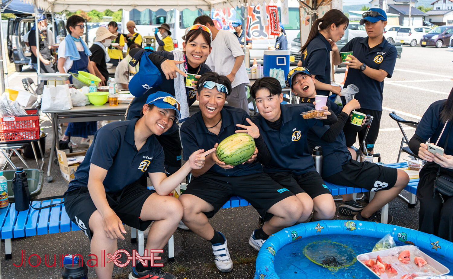 試合を終えた選手たちが笑顔で集まる-Journal-ONE撮影