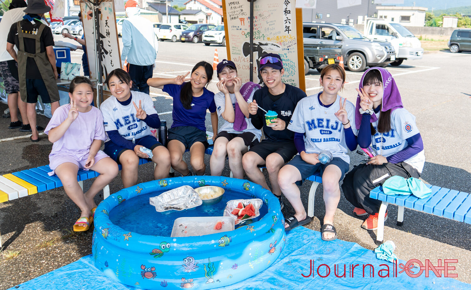 試合後におもてなしブースで笑顔を見せる藤﨑監督と選手たち‐Journal-ONE撮影