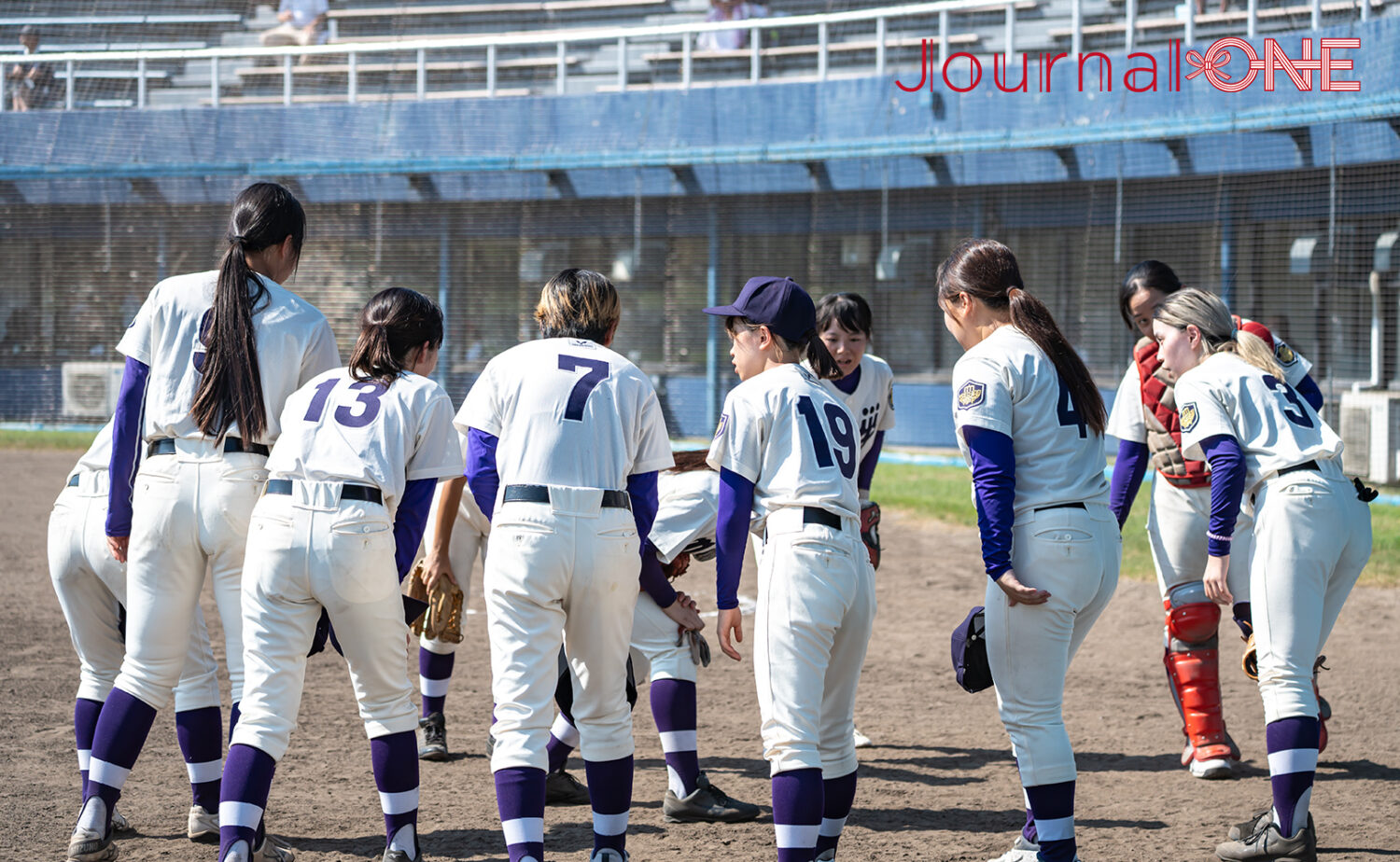 最終回に逆転を誓う円陣を組む明大ナイン-Journal-ONE撮影