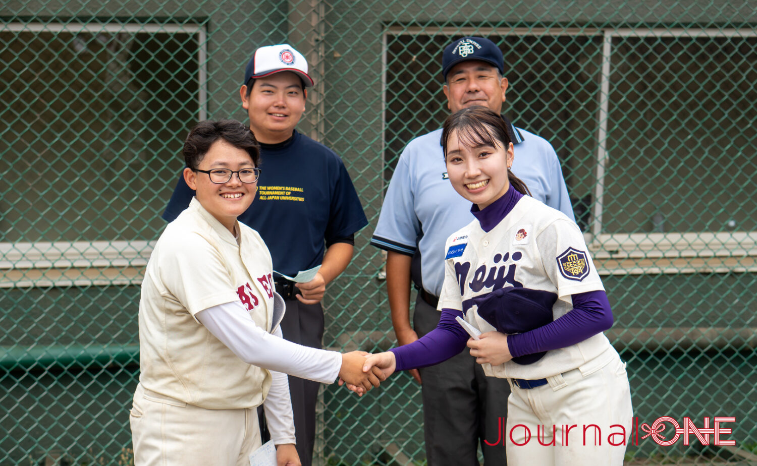 試合前に健闘を誓い合った若杉（右）と木田の両主将-Journal-ONE撮影